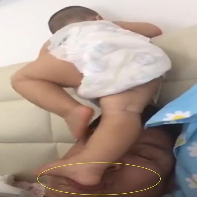 约20斤的宝宝踩爸爸头上，爸爸的脸瞬间变成表情包，看着就疼