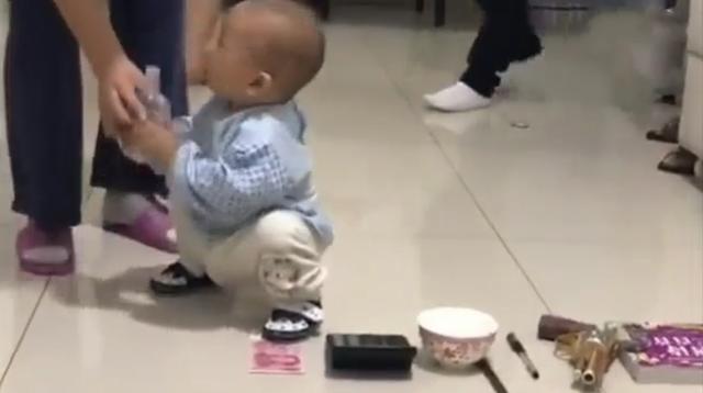 1岁宝宝抓周，毫不犹豫拿起这件东西不撒手，奶奶直呼：完了