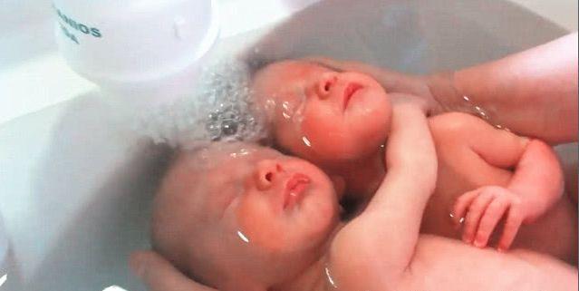 护士给刚出生的双胞胎宝宝洗澡，放进水里后，宝宝的反应萌化人心