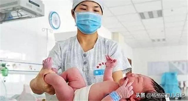 婴儿出生时谁第一个抱很重要吗，为什么？来听听老人们怎么说