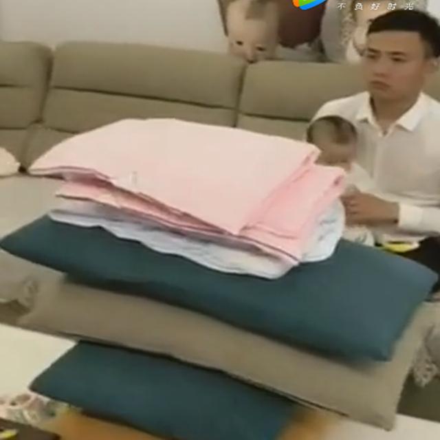 自己想看电视，不想让孩子看，就数这个方法最行，众人夸赞