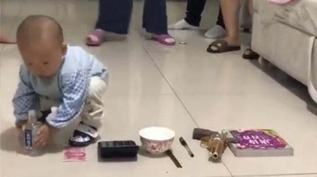 1岁宝宝抓周，毫不犹豫拿起这件东西不撒手，奶奶直呼：完了