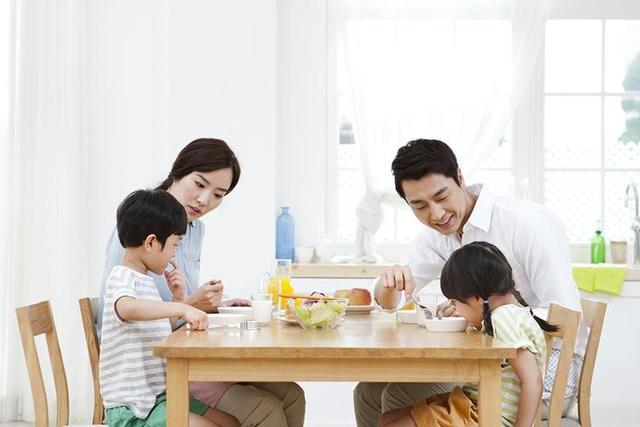想孩子长大更有出息？吃饭时，爸妈一定要教他这些事