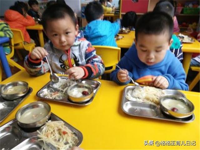 育儿说：宝宝在幼儿园会穿衣服和吃饭，回家就不自己做，为什么？