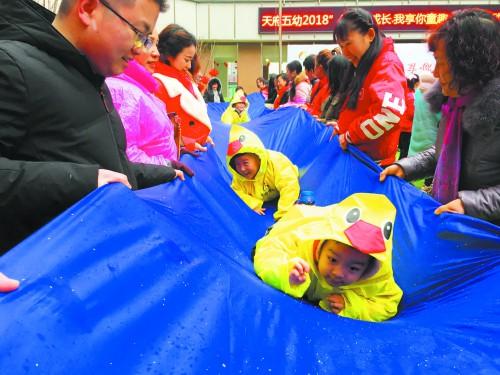 老人参加亲子运动会 一家三代乐融融