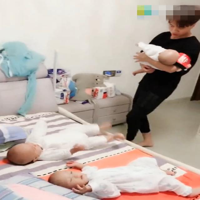 三胞胎儿子把新手爸爸忙坏了，哄不过来，睡觉时的画风是这样的