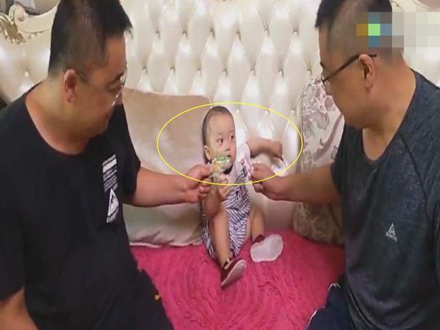 孩子遇上双胞胎爸爸，眼神已经无处安放，彻底懵圈让人笑喷了