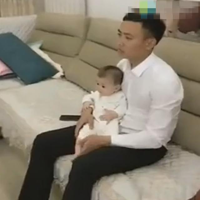 自己想看电视，不想让孩子看，就数这个方法最行，众人夸赞