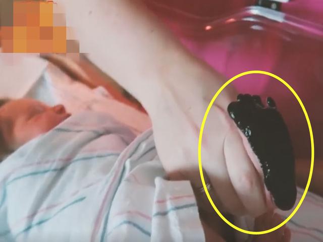 护士为新生宝宝留脚印做纪念，之后的一幕，让妈妈眼圈红了