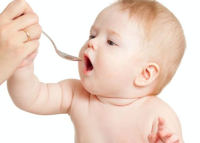 给宝宝添加辅食，妈妈要先做好功课：宝宝的第一口辅食吃什么？