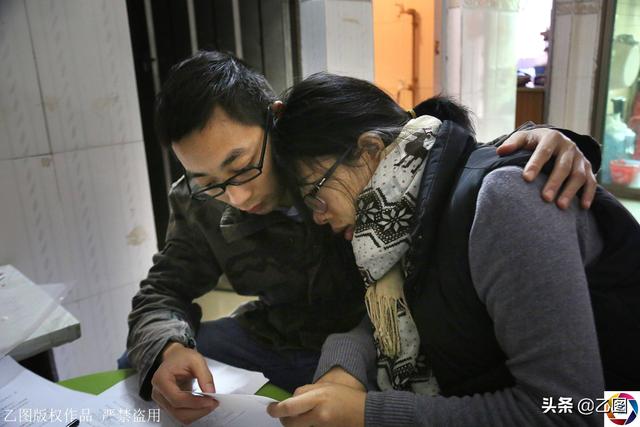 宝宝早产仅1.34公斤重，妈妈流泪剃满头秀发祈祷：好想早日抱抱你