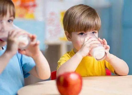 补钙食物红黑榜，谁是第一名？营养师推荐0~6岁补钙指南