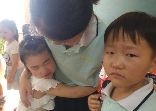 为什么幼儿园男孩更弱势，被女孩欺负哭？也许是教育方式出了错！