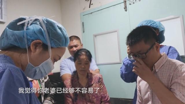 38岁高龄孕妈已有两女，为生儿子险些丧命手术台，网友：不值得