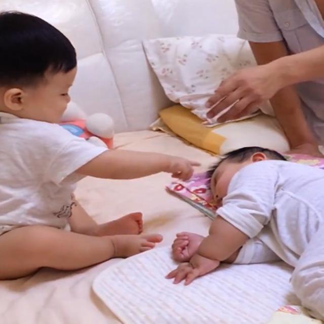 弟弟睡了哥哥睡觉的地方，哥哥这样对弟弟，逗的人忍不住笑