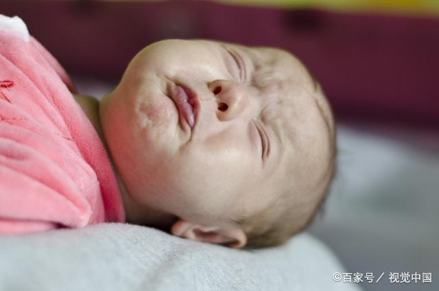为什么宝宝抱着睡得香，一放下就醒？不妨对照一下这3个原因！