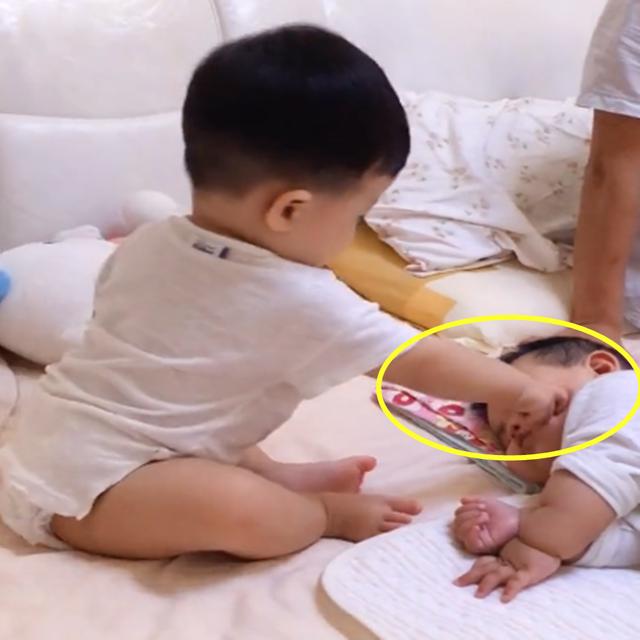 弟弟睡了哥哥睡觉的地方，哥哥这样对弟弟，逗的人忍不住笑