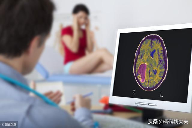 凭什么做核磁共振时，医生安排家属在里面守着，自己却呆在外面？