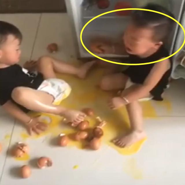 宝妈听到哭声在厨房找到孩子，看到这个画面，想打人的心都有