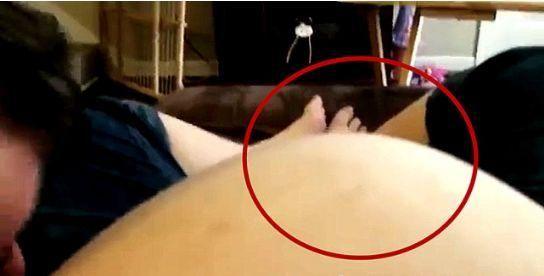 准爸爸亲了一下准妈妈的肚子,下一秒的画面让他们无比激动