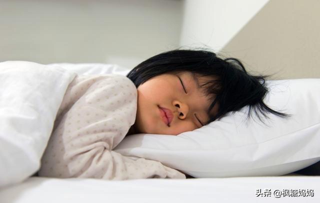 孩子晚上喝牛奶究竟能不能助眠？营养师：真正好睡的是这3种食物