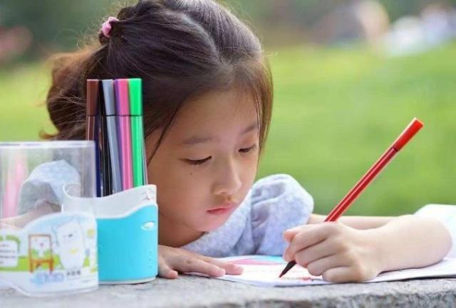 左撇子比普通人更聪明吗？若发现孩子是左撇子，要强行纠正吗？