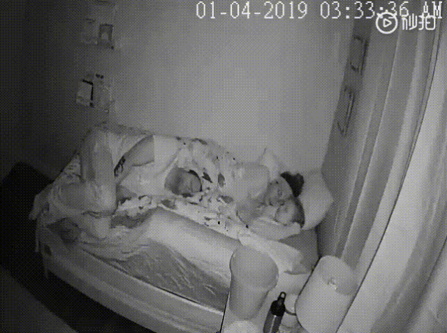 3秒内惊醒并兜住孩子呕吐物：“母爱本能”欺骗了正在付出的母亲