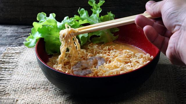 孕期饮食：怀孕期间可以吃方便面吗？孕妇吃泡面对胎儿有何利弊？