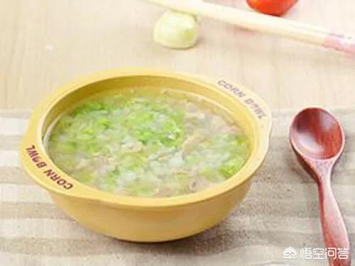 过年回婆婆的农村老家，家里挺冷的孩子才八个月，是抱着给亲戚拜年，还是放在家里？