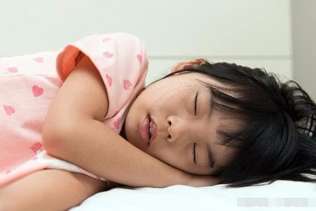 宝宝睡觉“踢被子”，主要是有这3个“苦衷”，很多妈妈搞错了！