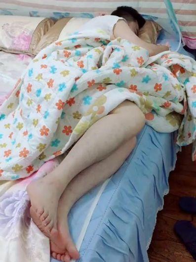 二岁儿子交给爸爸带，妈妈看到后举起了巴掌，网友：打的好