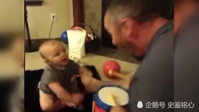 宝宝半夜啼哭不止，父亲一招哄好孩子！妈妈：这样也可以？