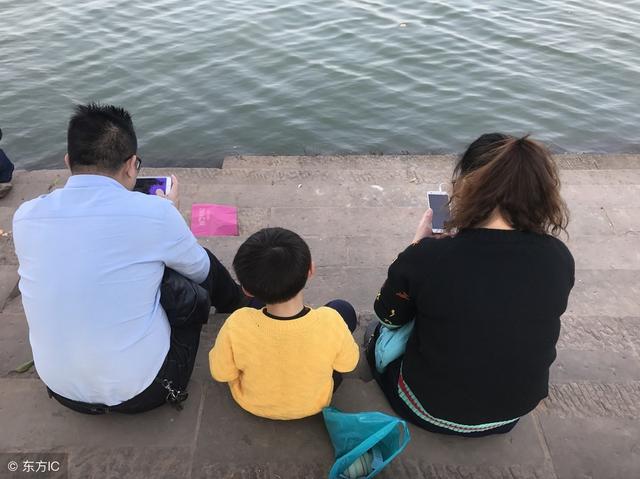 普通工薪阶层，假期经常带孩子旅行，公立学校，孩子照样自由成长