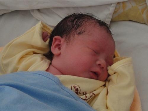 宝宝出生后，第一个抱孩子的人的确有讲究，有3种人不适合