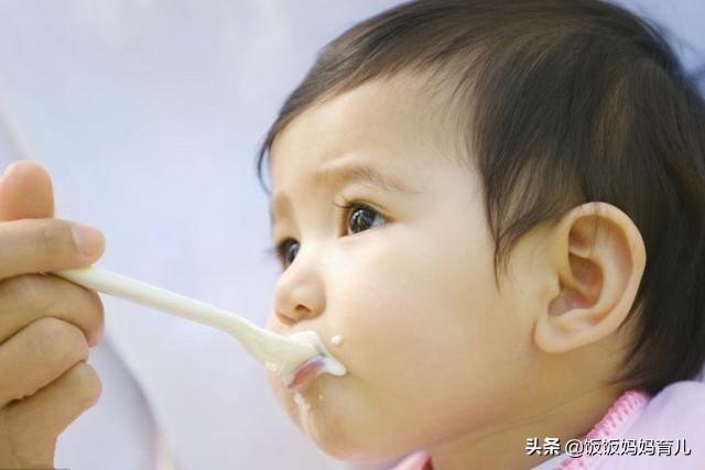 如何给宝宝添加辅食？4个技巧，宝妈早知道会发现喂养其实很简单