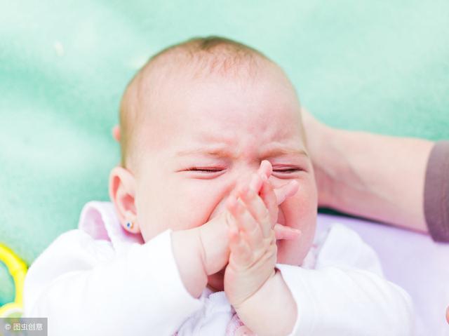 公公婆婆故意要把宝宝的后脑勺睡平，这种做法好吗？为什么？