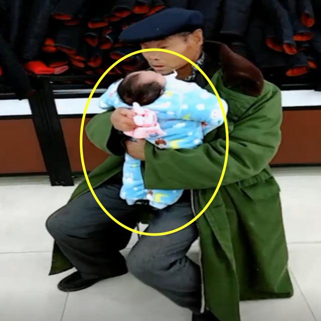 带新生儿出门，老人和孩子都“遭罪”，看到这一幕让人红了眼眶