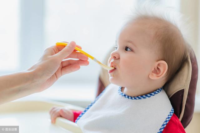 「挺舌反射」消失才能加辅食？如何正确给孩子添加辅食？