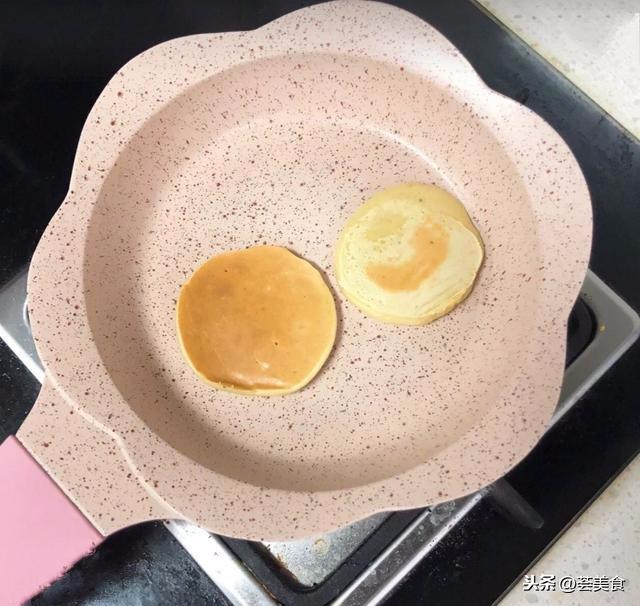 9个月+宝宝健康辅食，简单香蕉松饼，不放油不放糖
