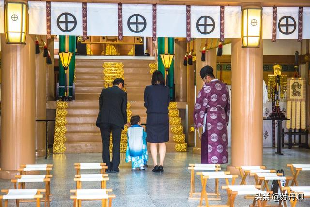 日本神社是什么地方：日本父母带着孩子盛装面对祭司和女巫