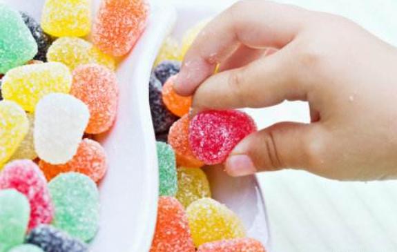 春节串门，这四种零食千万不要给宝宝吃