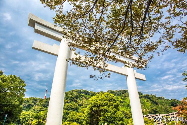 日本神社是什么地方：日本父母带着孩子盛装面对祭司和女巫