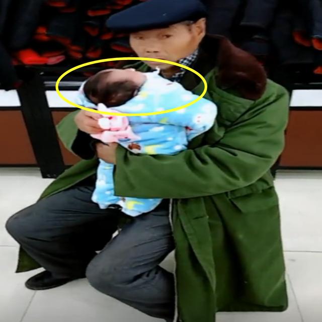 带新生儿出门，老人和孩子都“遭罪”，看到这一幕让人红了眼眶