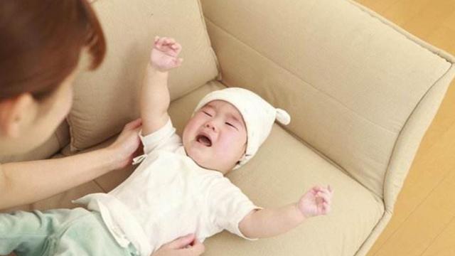 宝宝抱着入睡后放下即醒？多半是出现了这三个问题，妈妈要注意