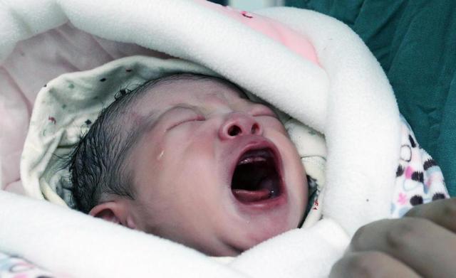 宝宝出生后，第一个抱孩子的人的确有讲究，有3种人不适合