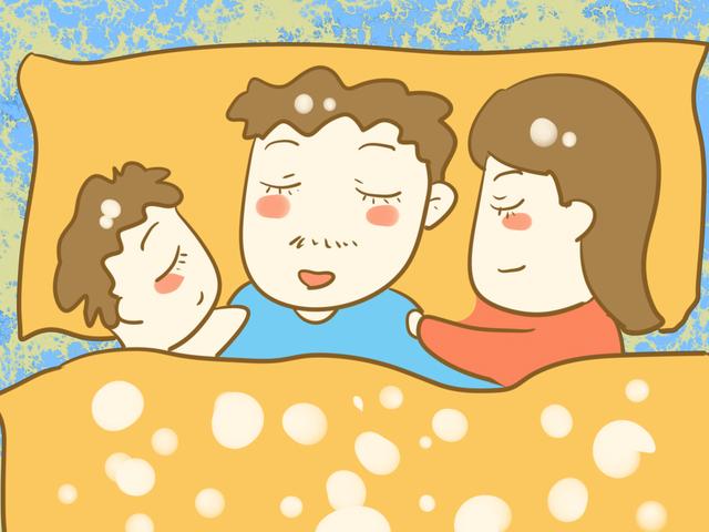孩子和谁睡关系到性格发育，3岁以下，尽可能的和父母同睡！