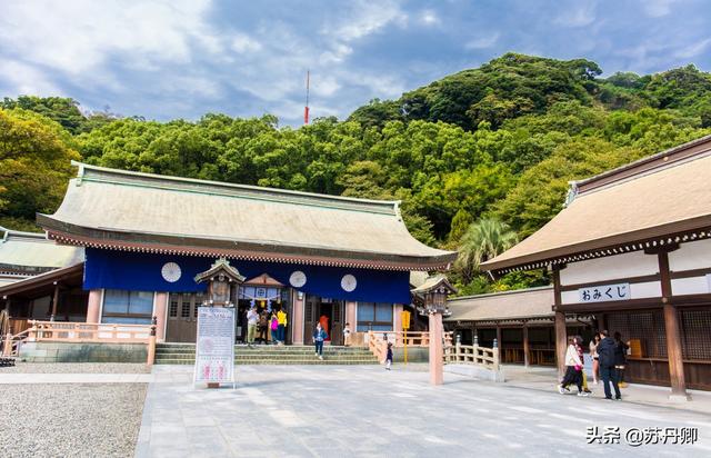 日本神社是什么地方：日本父母带着孩子盛装面对祭司和女巫
