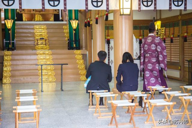 日本神社是什么地方：日本父母带着孩子盛装面对祭司和女巫