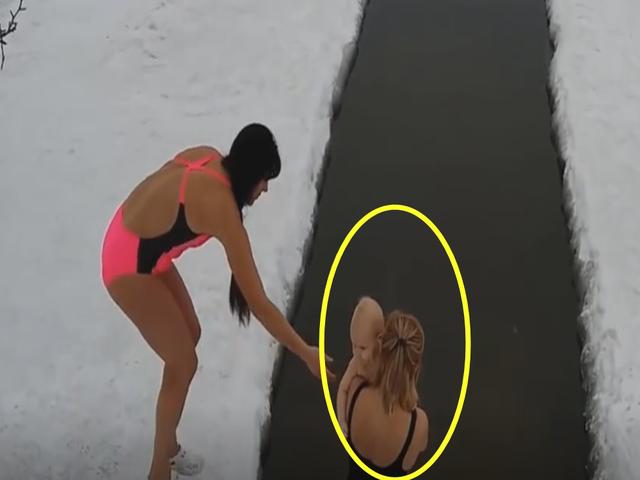 妈妈带着宝宝在冰天雪地里冬泳，看到这一幕，网友们都被气炸了