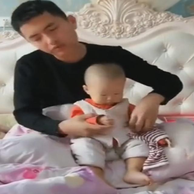 妈妈催爸爸起床给孩子穿衣服,前一秒气炸,后一秒笑到岔气